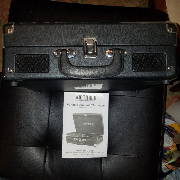 Victrola Vinyl record player w/speakers/Bluetooth - Picture 4 of 5